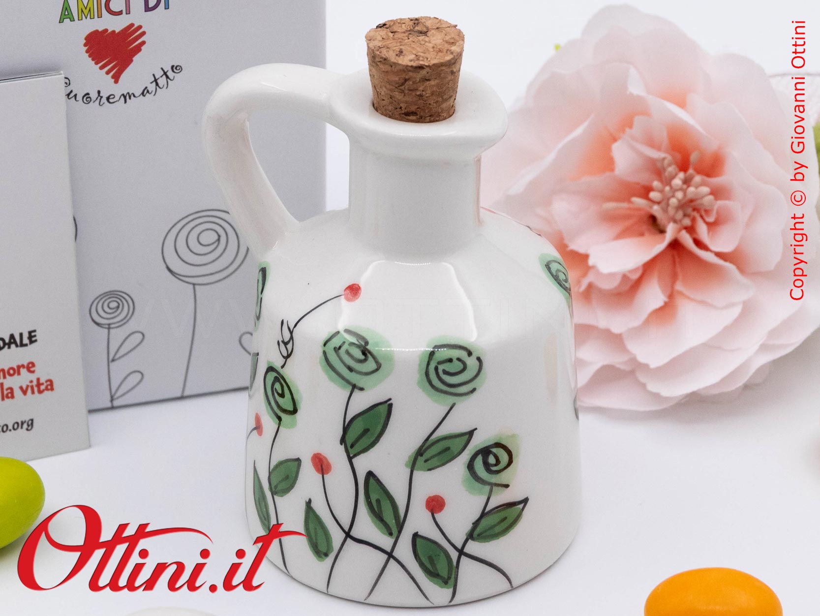 DA325 - l'Oliera Piccola Bocciolo Verde di Cuorematto è una bomboniera solidale utile in cucina con colori delicati e design retrò, ideale per la tavola