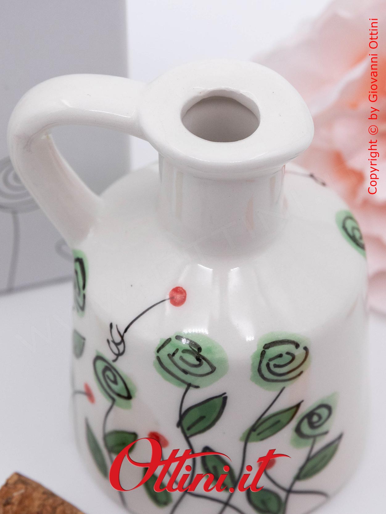 DA325 - l'Oliera Piccola Bocciolo Verde di Cuorematto è una bomboniera solidale utile in cucina con colori delicati e design retrò, ideale per la tavola