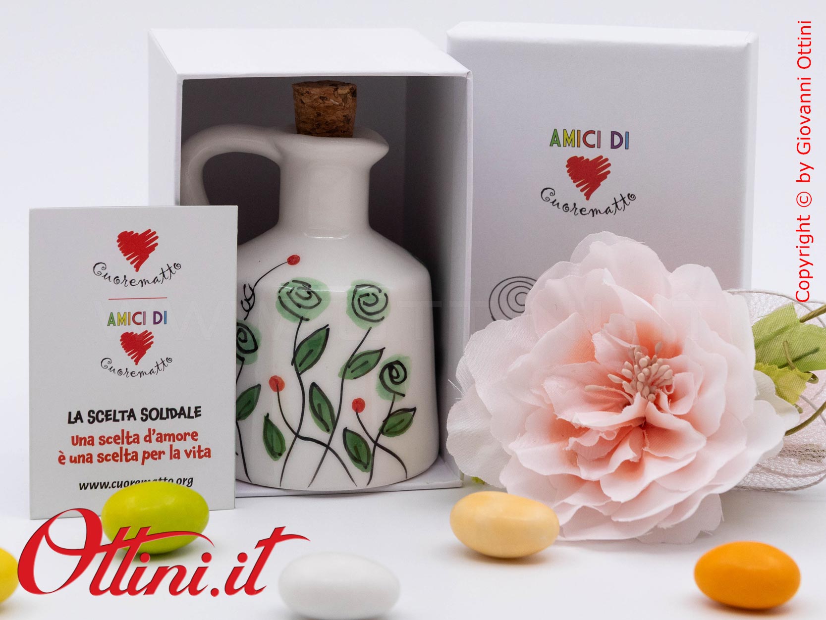 DA325 - l'Oliera Piccola Bocciolo Verde di Cuorematto è una bomboniera solidale utile in cucina con colori delicati e design retrò, ideale per la tavola