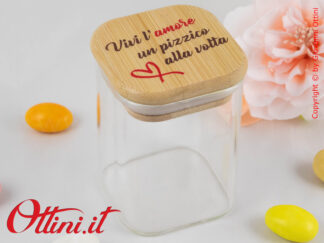 Il Barattolo in vetro da 200 ml con tappo in bambù personalizzato e guarnizione in silicone è un oggetto utile per regalare bomboniere gastronimiche uniche.