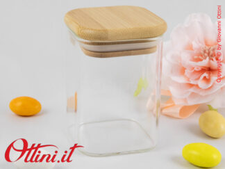 Il Barattolo in vetro da 200 ml con tappo in bambù e guarnizione in silicone è un oggetto utile per regalare bomboniere gastronimiche uniche.