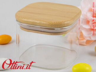 Il Barattolo in vetro da 300 ml con tappo in bambù e guarnizione in silicone è un oggetto utile per regalare bomboniere gastronimiche uniche.