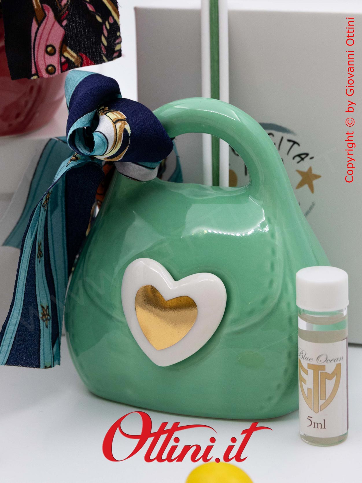 02A430 - il Profumatore Borsetta 3 Colori con Confezione è un diffusore per ambienti dai colori vivaci dedicata alle teenager che seguono la moda