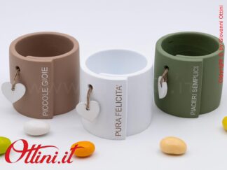 02A454 - il Porta Piante Heart x Vasetto è realizzato in porcellana in 3 colori a pastello e può ospitare piantine con vasetto di diametro cm 5,5