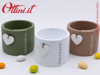 02A454 - il Porta Piante Heart x Vaso diametro cm 7,5 è realizzato in porcellana in 3 colori a pastello e può ospitare piantine grasse più grandi.