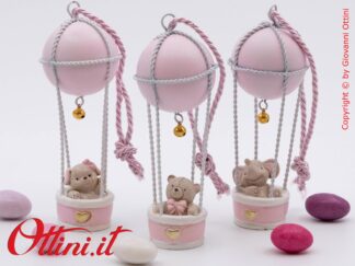 La magia di una Mongolfiera, il simbolo della leggerezza, il colore rosa pastello e il piccolo orsetto che rappresenta la dolcezza e l'amore di una bambina