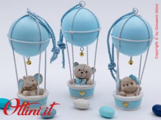 La magia di una Mongolfiera, il simbolo della leggerezza, il colore del cielo e il piccolo orsetto che rappresenta la dolcezza. Completa di kit confezione