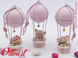 La magia della Mongolfiera, il simbolo della leggerezza, il colore rosa pastello, il piccolo orsetto che rappresenta la dolcezza. Completa di kit confezione