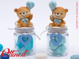 04A482 il Barattolo Orsetto Cielo con Palloncino è realizzato in plastica trasparente ed è già pronto per inserire i confetti. Ideale per Battesimo Bambino