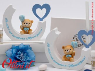 04A484 il Diffusore Orsetto Cielo con Palloncino è un profumatore per ambienti completo di kit essenza e confezione, ideale per battesimo bambino