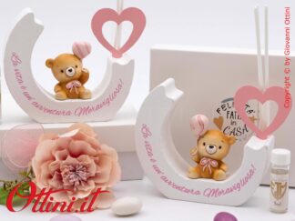 04A485 il Diffusore Orsetto Rosa con Palloncino è un profumatore per ambienti completo di kit essenza e confezione, ideale per battesimo bambina
