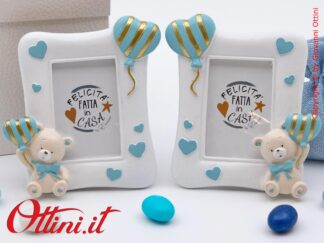 04A496 - Il Portafoto Piccolo Orso Pupo celeste in stile vintage è il posto ideale per conservare la foto delle persone speciali come i nostri bambini.