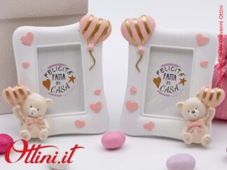 04A497 - Il Portafoto Piccolo Orso Pupo Rosa in stile vintage è il posto ideale per conservare la foto delle persone speciali come i nostri bambini.