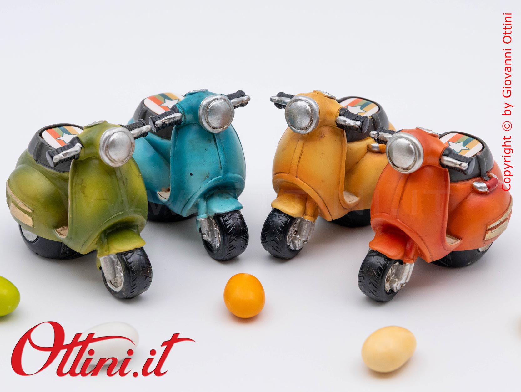 04A520 - lo Speed Scooter Vespa Style con Confezione è un oggetto decorativo realizzato in resina finemente colorata, adatta ai giovani amanti delle 2 ruote