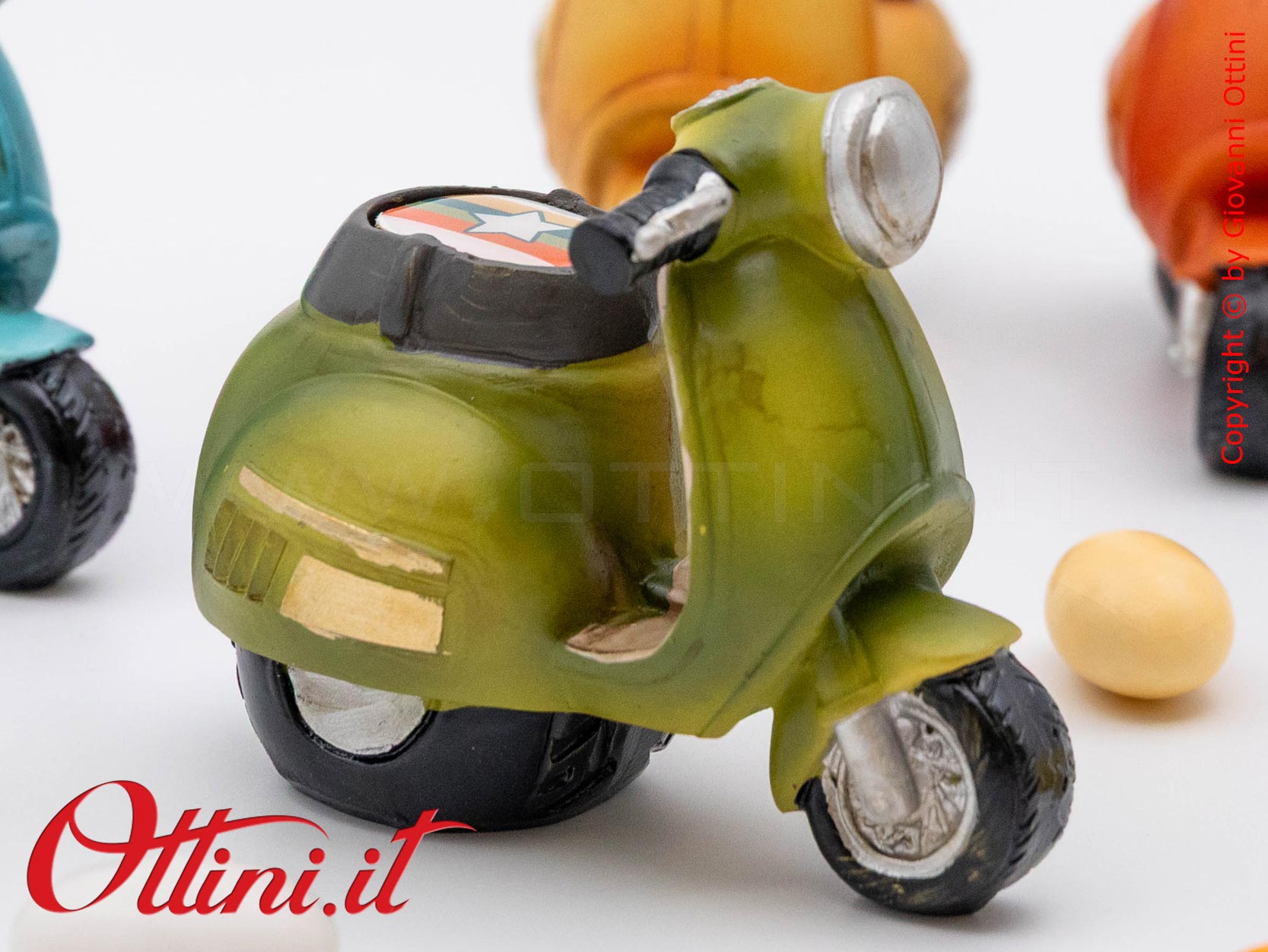 04A520 - lo Speed Scooter Vespa Style con Confezione è un oggetto decorativo realizzato in resina finemente colorata, adatta ai giovani amanti delle 2 ruote