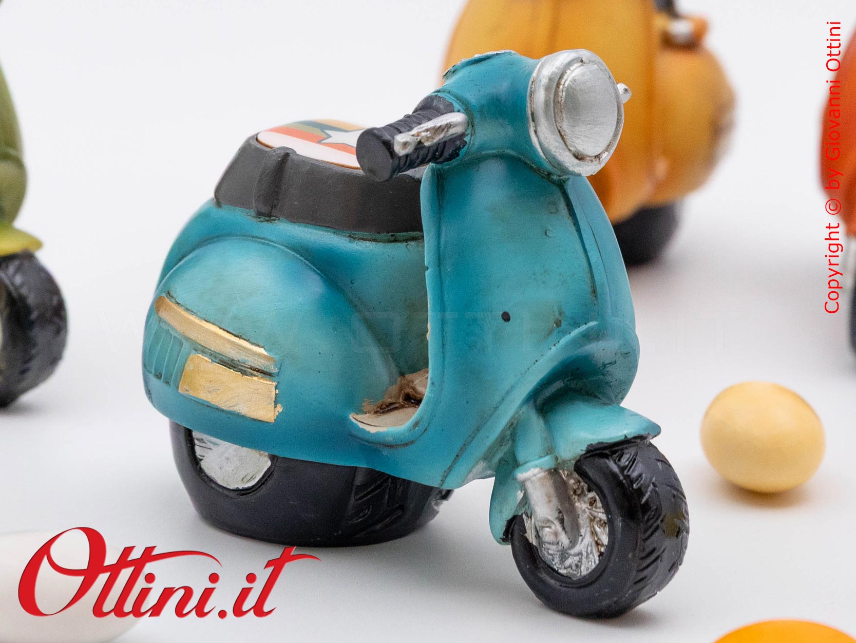 04A520 - lo Speed Scooter Vespa Style con Confezione è un oggetto decorativo realizzato in resina finemente colorata, adatta ai giovani amanti delle 2 ruote