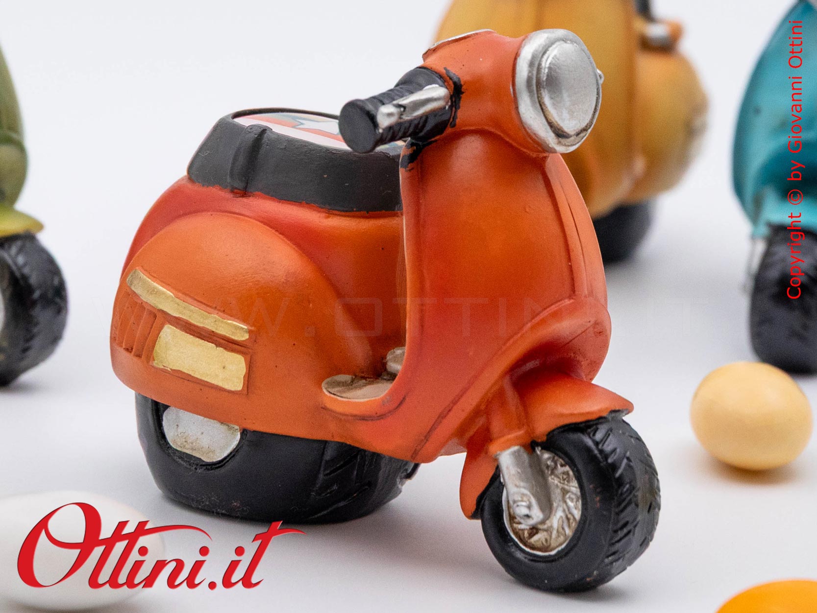 04A520 - lo Speed Scooter Vespa Style con Confezione è un oggetto decorativo realizzato in resina finemente colorata, adatta ai giovani amanti delle 2 ruote