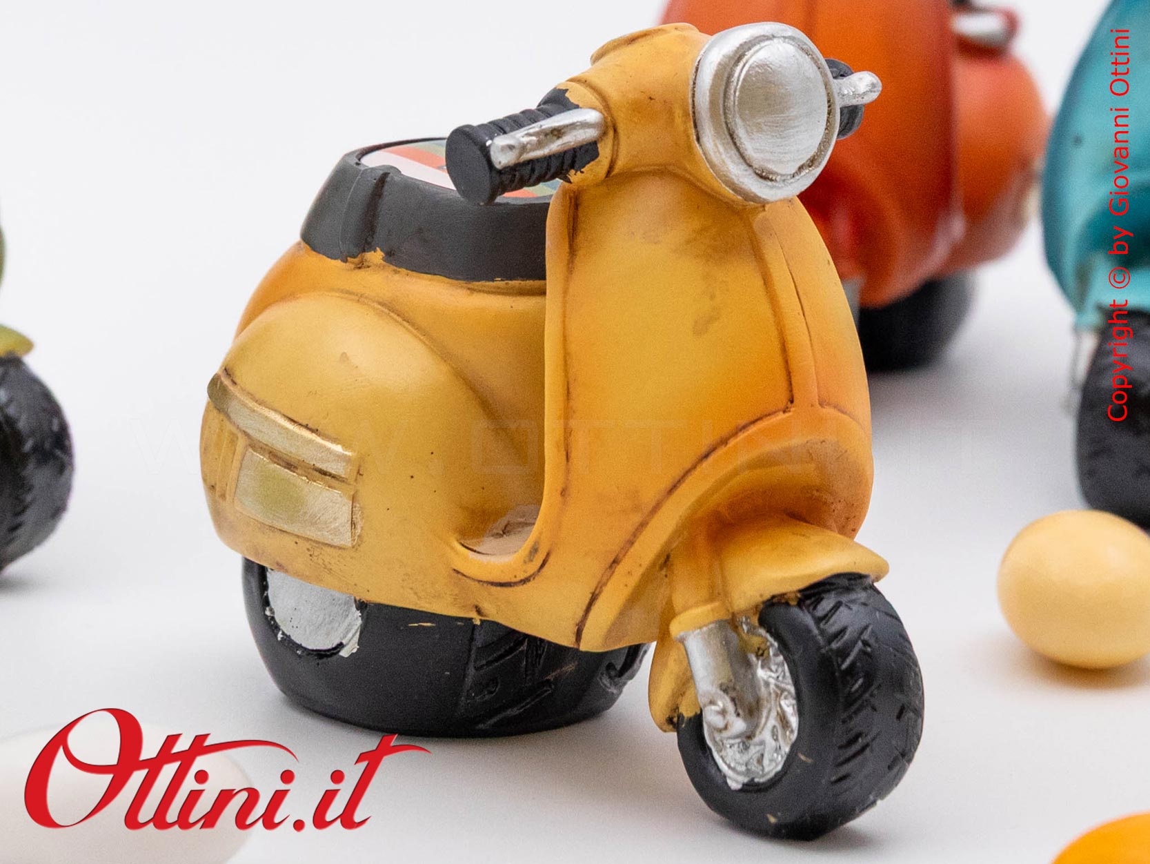 04A520 - lo Speed Scooter Vespa Style con Confezione è un oggetto decorativo realizzato in resina finemente colorata, adatta ai giovani amanti delle 2 ruote