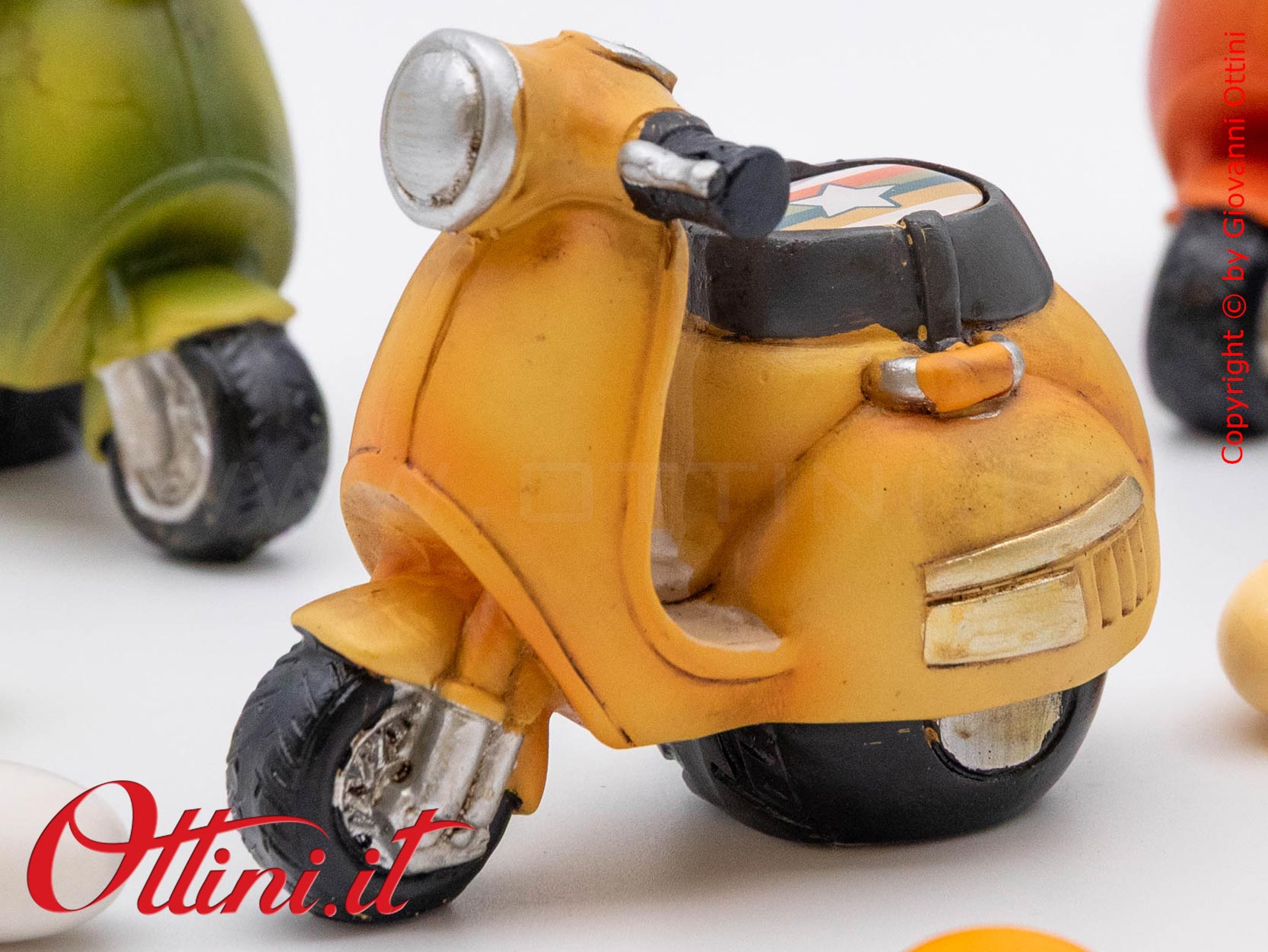 04A520 - lo Speed Scooter Vespa Style con Confezione è un oggetto decorativo realizzato in resina finemente colorata, adatta ai giovani amanti delle 2 ruote