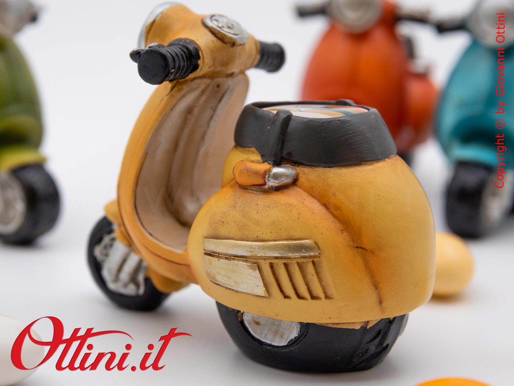 04A520 - lo Speed Scooter Vespa Style con Confezione è un oggetto decorativo realizzato in resina finemente colorata, adatta ai giovani amanti delle 2 ruote
