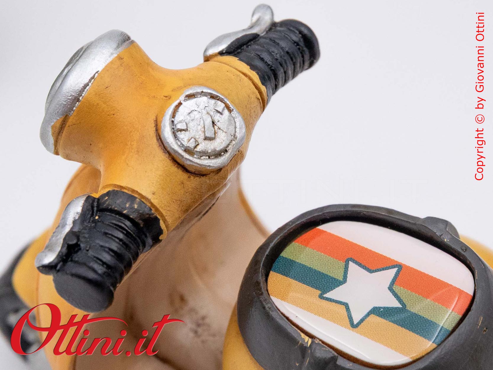 04A520 - lo Speed Scooter Vespa Style con Confezione è un oggetto decorativo realizzato in resina finemente colorata, adatta ai giovani amanti delle 2 ruote