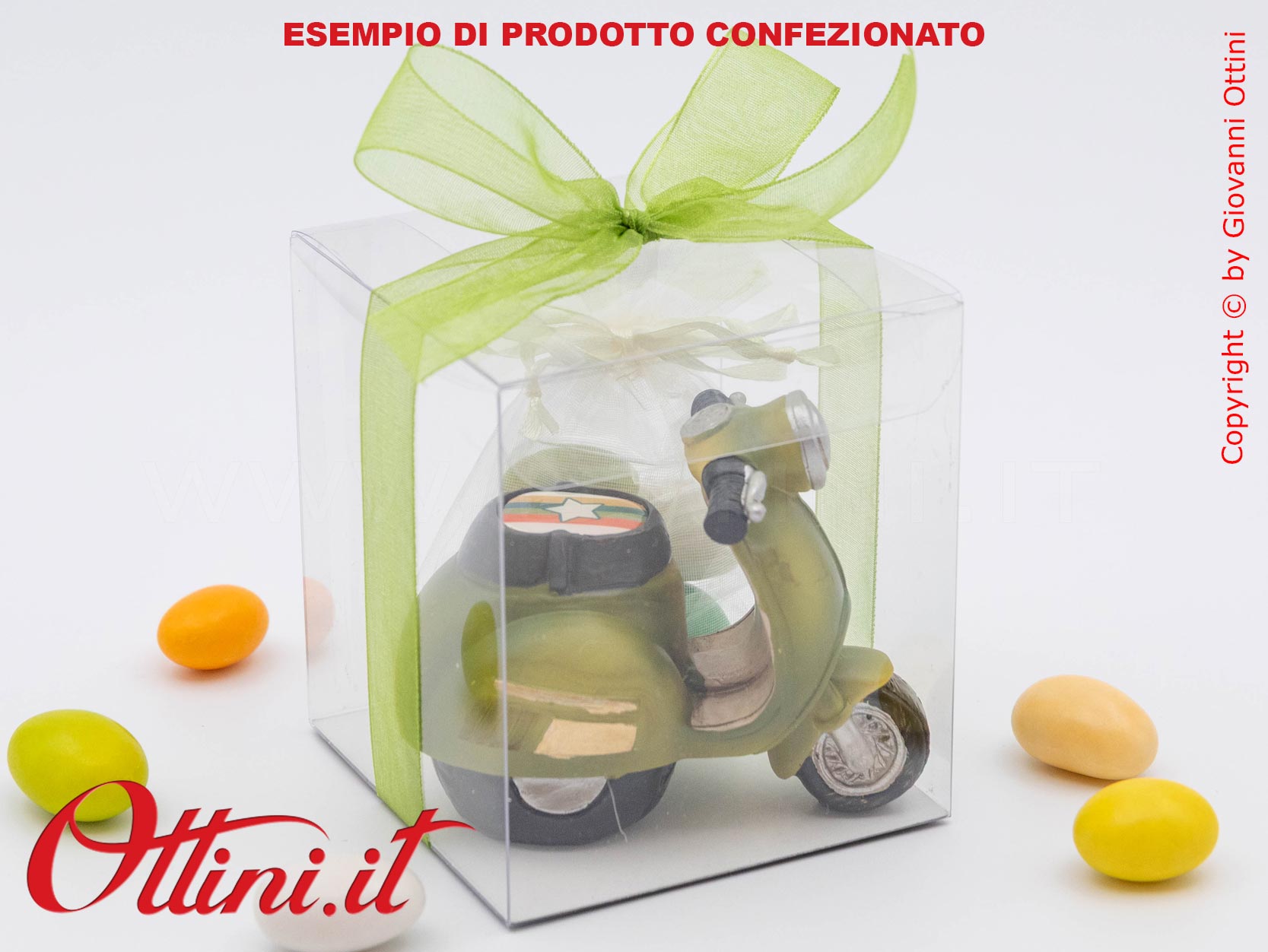 04A520 - lo Speed Scooter Vespa Style con Confezione è un oggetto decorativo realizzato in resina finemente colorata, adatta ai giovani amanti delle 2 ruote