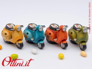04A521 - lo Speed Scooter Led Vespa Style con Confezione è un oggetto decorativo realizzato in resina colorata, adatta ai giovani amanti delle 2 ruote