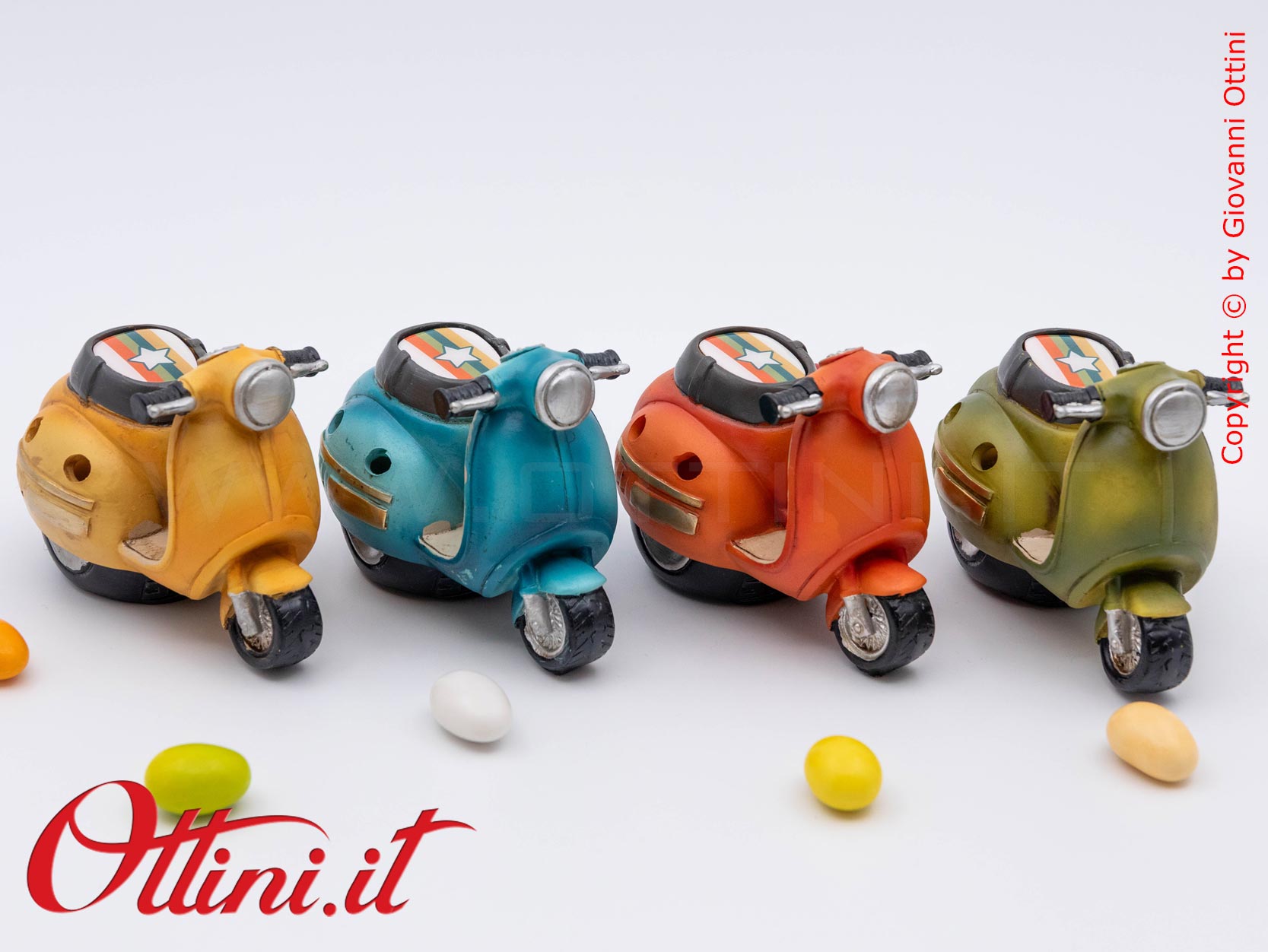 04A521 - lo Speed Scooter Led Vespa Style con Confezione è un oggetto decorativo realizzato in resina colorata, adatta ai giovani amanti delle 2 ruote