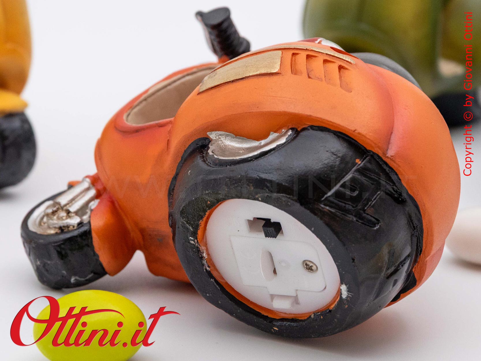 04A521 - lo Speed Scooter Led Vespa Style con Confezione è un oggetto decorativo realizzato in resina colorata, adatta ai giovani amanti delle 2 ruote