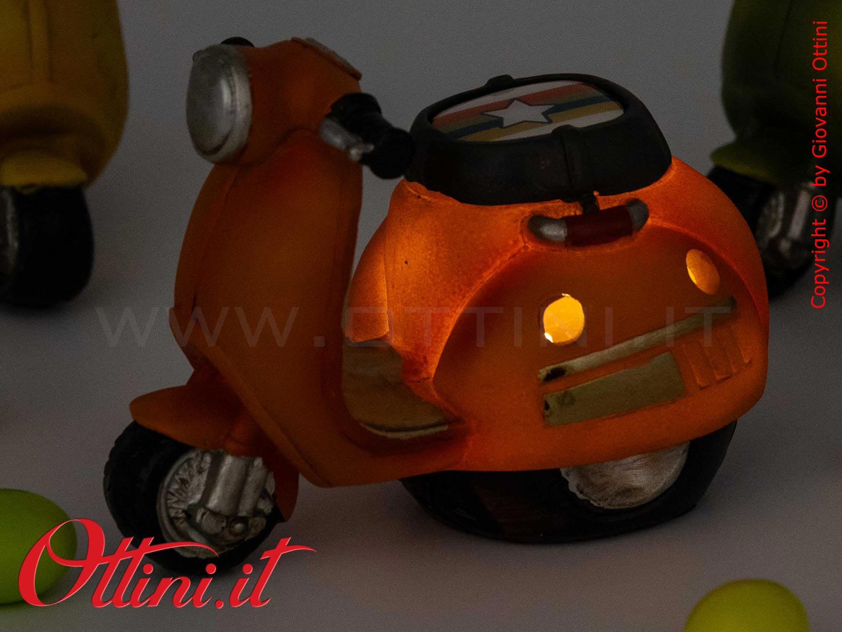 04A521 - lo Speed Scooter Led Vespa Style con Confezione è un oggetto decorativo realizzato in resina colorata, adatta ai giovani amanti delle 2 ruote