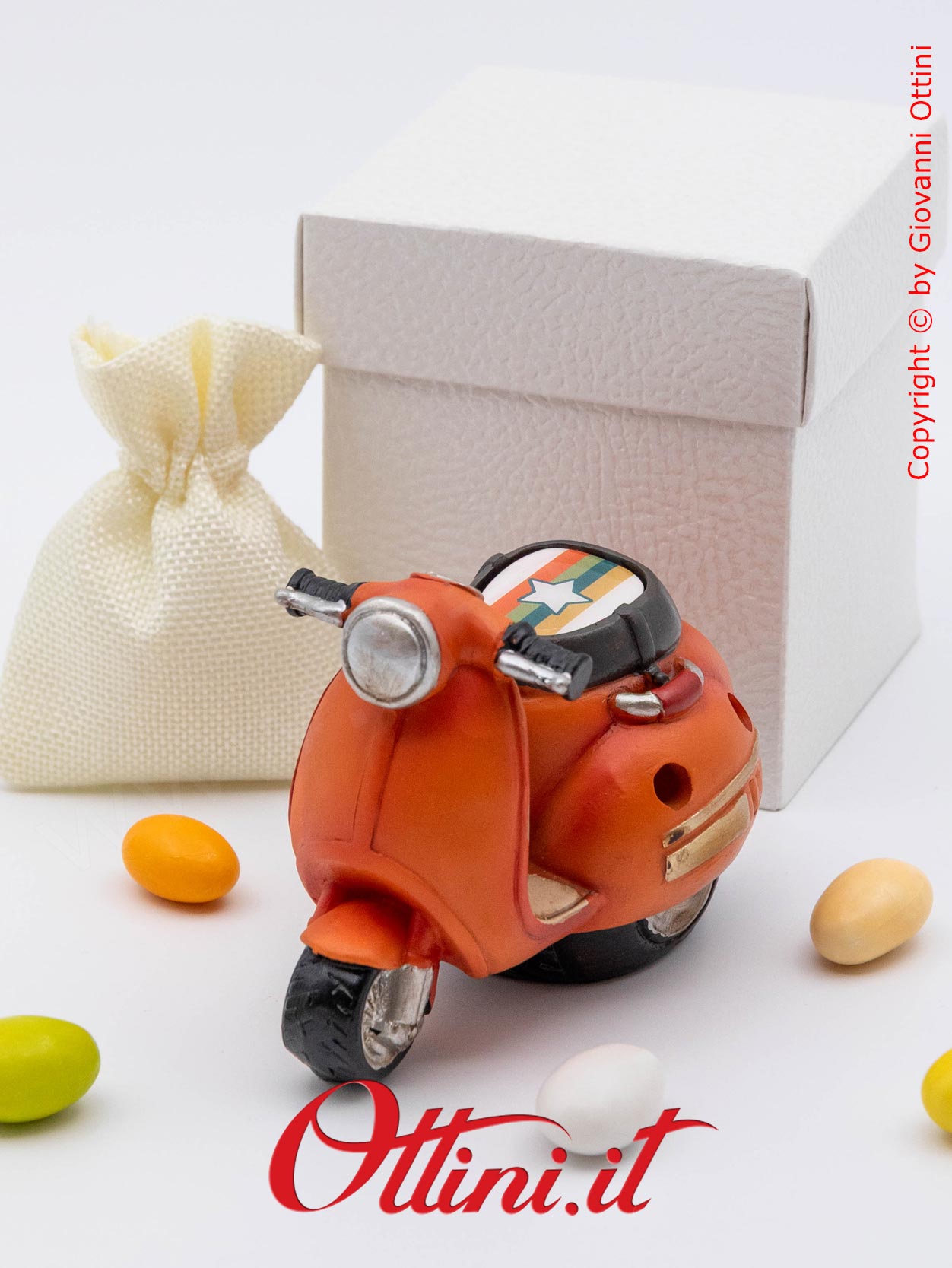 04A521 - lo Speed Scooter Led Vespa Style con Confezione è un oggetto decorativo realizzato in resina colorata, adatta ai giovani amanti delle 2 ruote