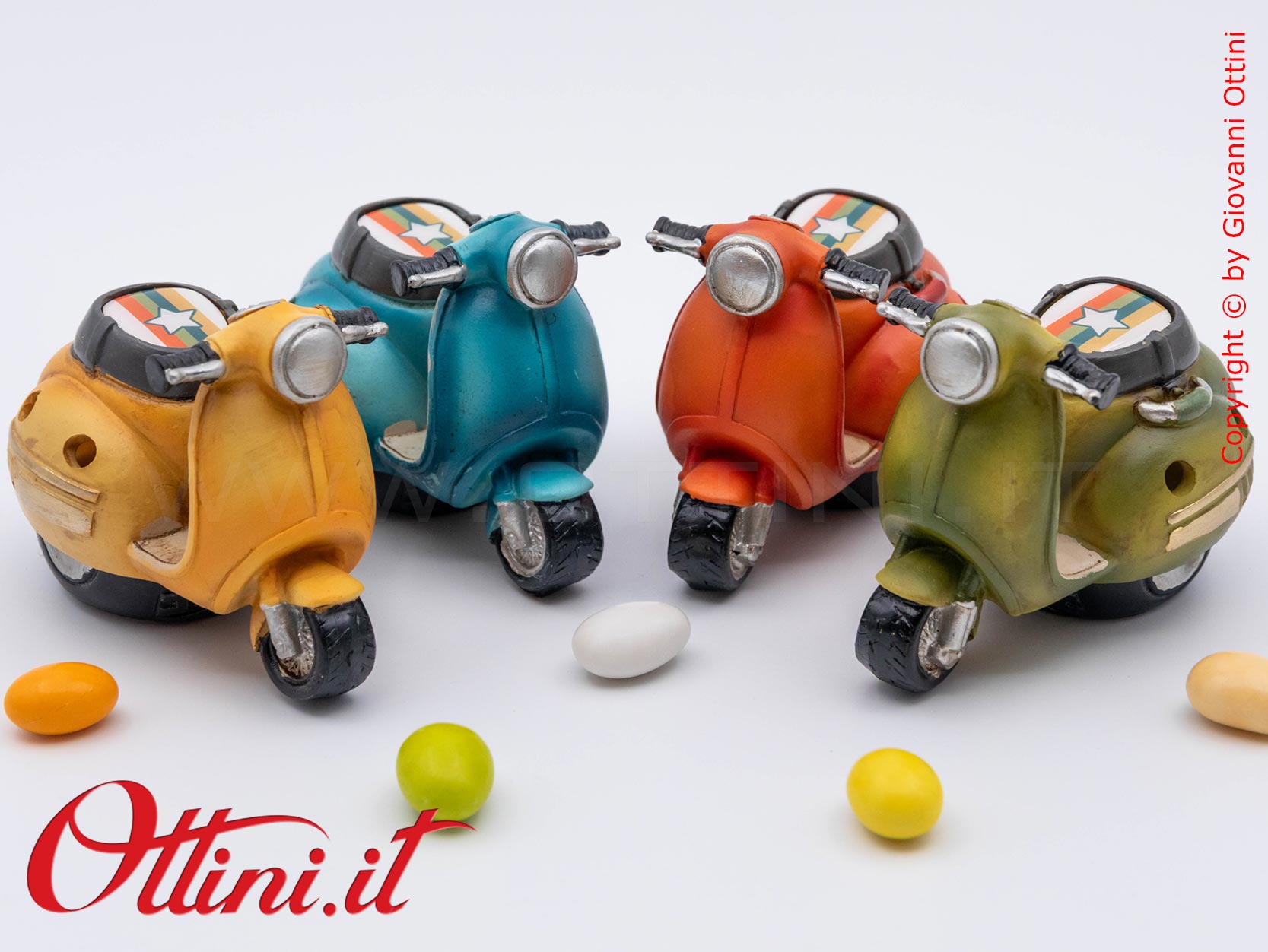 04A521 - lo Speed Scooter Led Vespa Style con Confezione è un oggetto decorativo realizzato in resina colorata, adatta ai giovani amanti delle 2 ruote