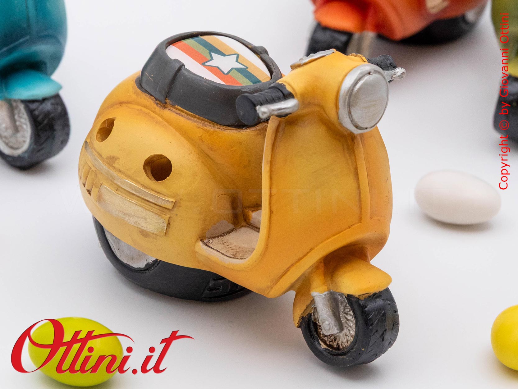 04A521 - lo Speed Scooter Led Vespa Style con Confezione è un oggetto decorativo realizzato in resina colorata, adatta ai giovani amanti delle 2 ruote