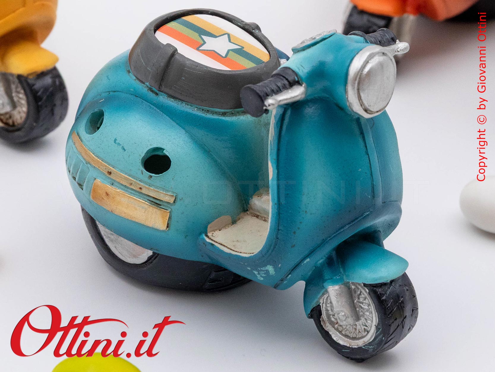 04A521 - lo Speed Scooter Led Vespa Style con Confezione è un oggetto decorativo realizzato in resina colorata, adatta ai giovani amanti delle 2 ruote