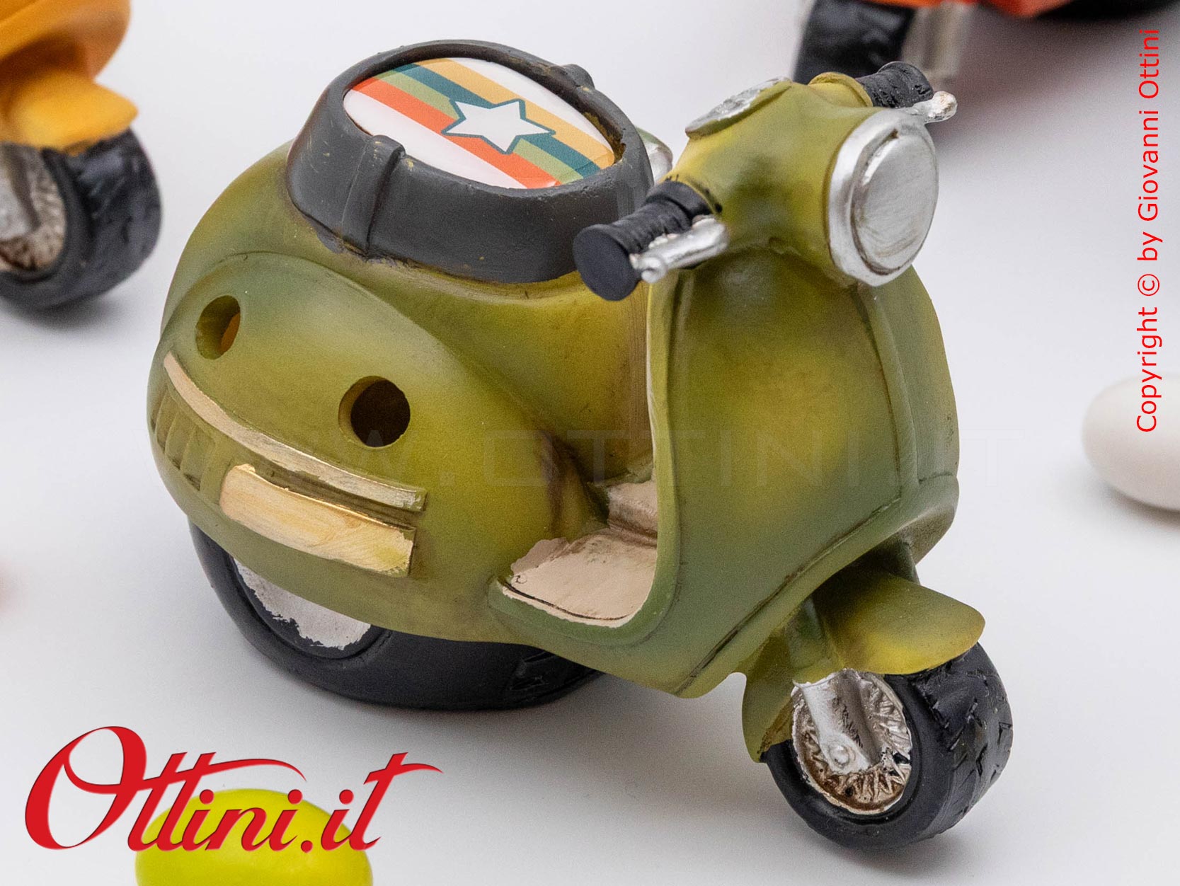 04A521 - lo Speed Scooter Led Vespa Style con Confezione è un oggetto decorativo realizzato in resina colorata, adatta ai giovani amanti delle 2 ruote