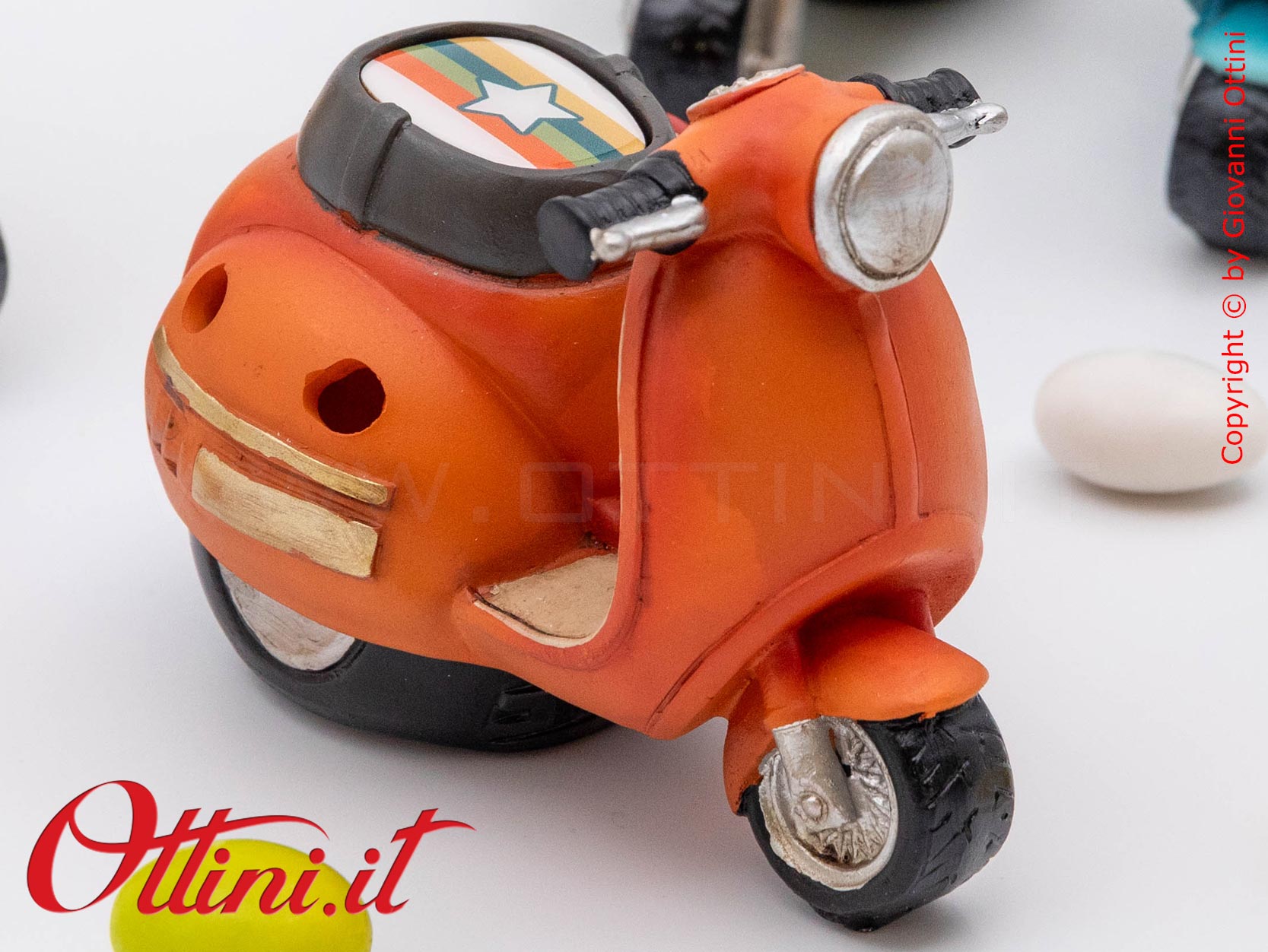 04A521 - lo Speed Scooter Led Vespa Style con Confezione è un oggetto decorativo realizzato in resina colorata, adatta ai giovani amanti delle 2 ruote