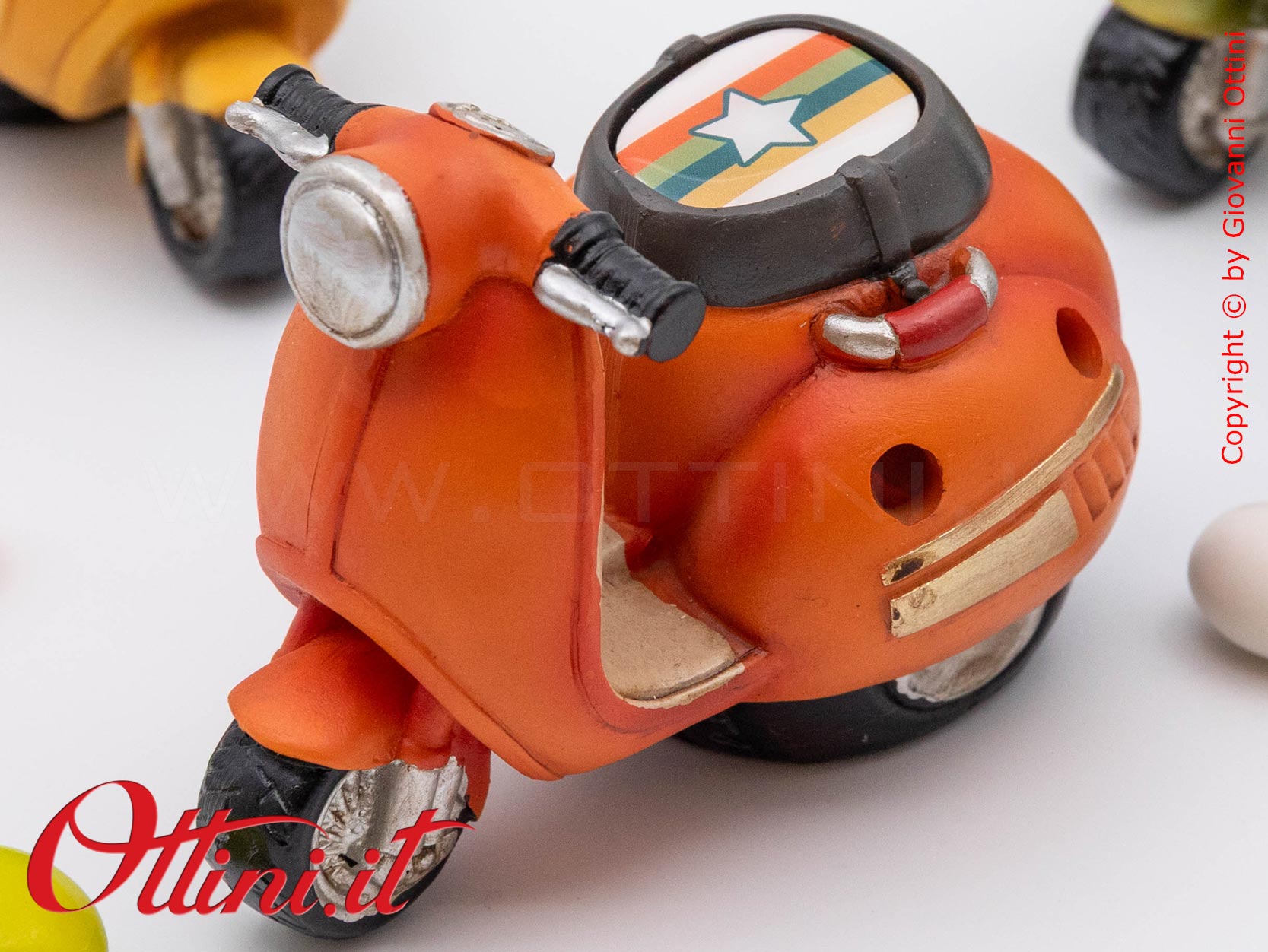 04A521 - lo Speed Scooter Led Vespa Style con Confezione è un oggetto decorativo realizzato in resina colorata, adatta ai giovani amanti delle 2 ruote