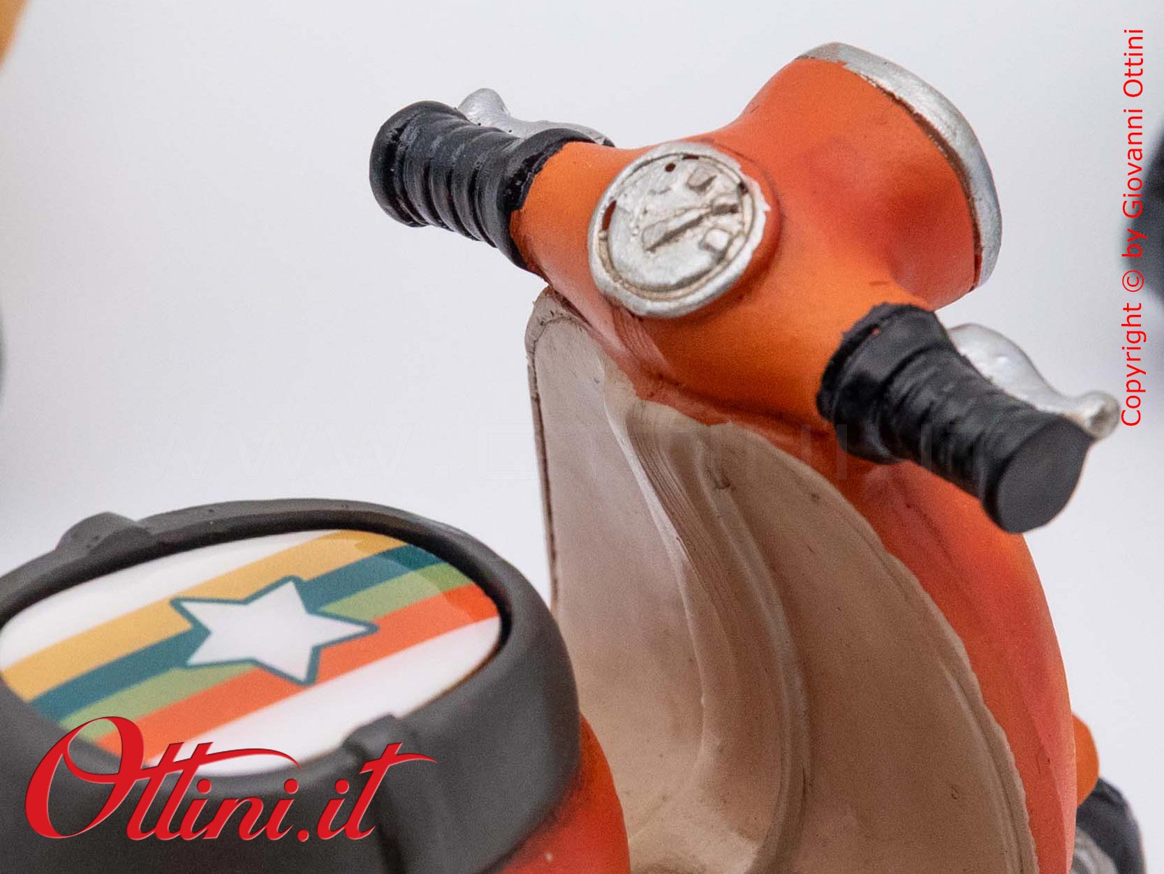 04A521 - lo Speed Scooter Led Vespa Style con Confezione è un oggetto decorativo realizzato in resina colorata, adatta ai giovani amanti delle 2 ruote