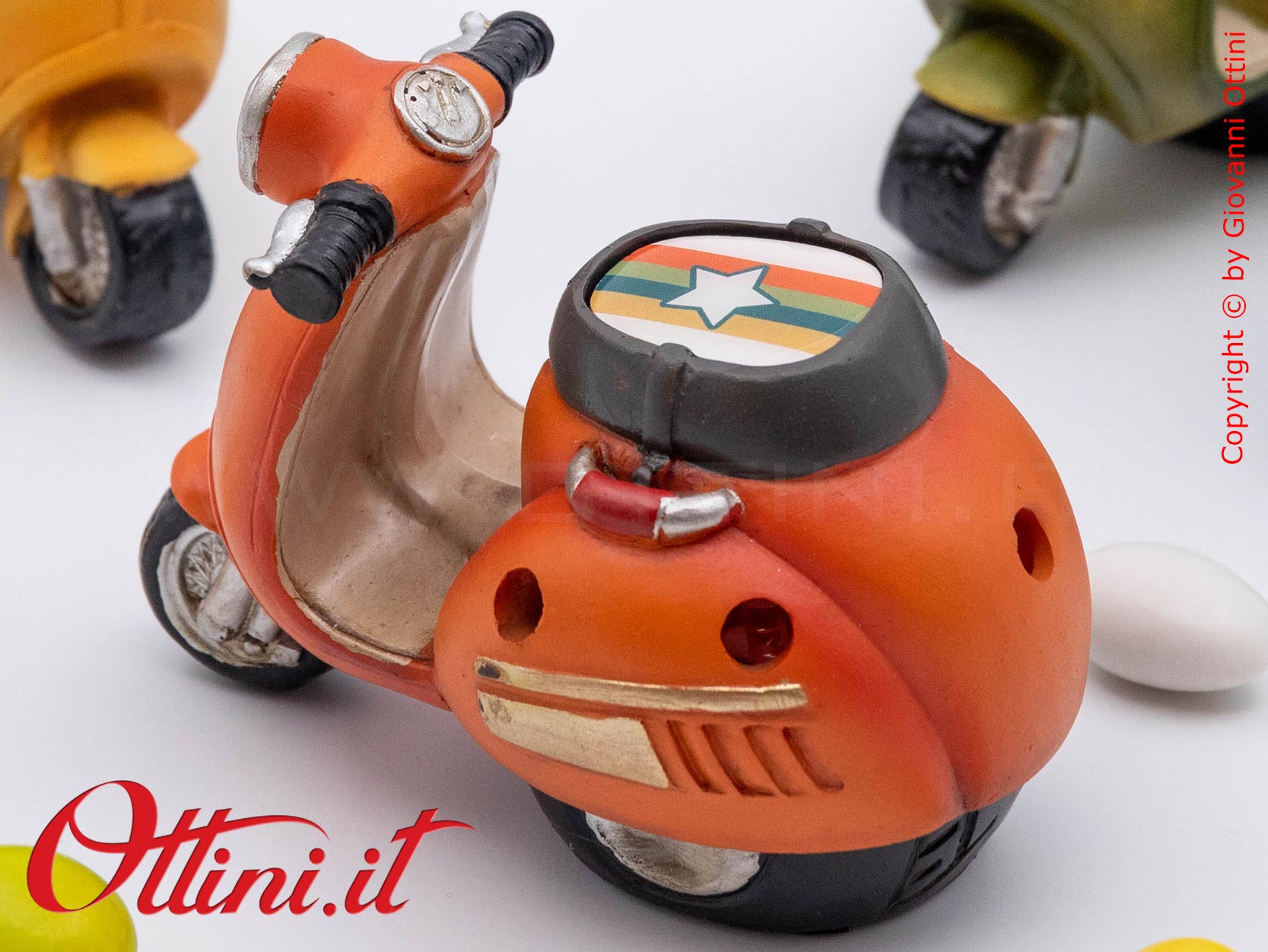 04A521 - lo Speed Scooter Led Vespa Style con Confezione è un oggetto decorativo realizzato in resina colorata, adatta ai giovani amanti delle 2 ruote