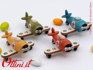04A526 - lo Speed Aereo con Confezione è un oggetto decorativo dal design vintage realizzato in resina finemente colorata, adatta ai giovani sognatori.
