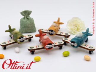 04A527 - lo Speed Aereo medio con Confezione è un oggetto decorativo dal design vintage realizzato in resina finemente colorata adatta ai giovani sognatori.