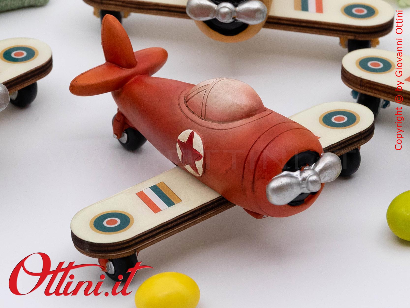 04A527 - lo Speed Aereo medio con Confezione è un oggetto decorativo dal design vintage realizzato in resina finemente colorata adatta ai giovani sognatori.