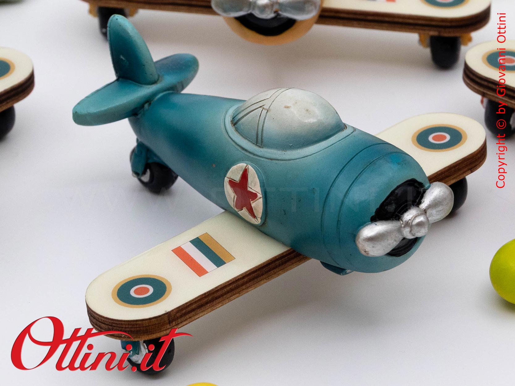 04A527 - lo Speed Aereo medio con Confezione è un oggetto decorativo dal design vintage realizzato in resina finemente colorata adatta ai giovani sognatori.