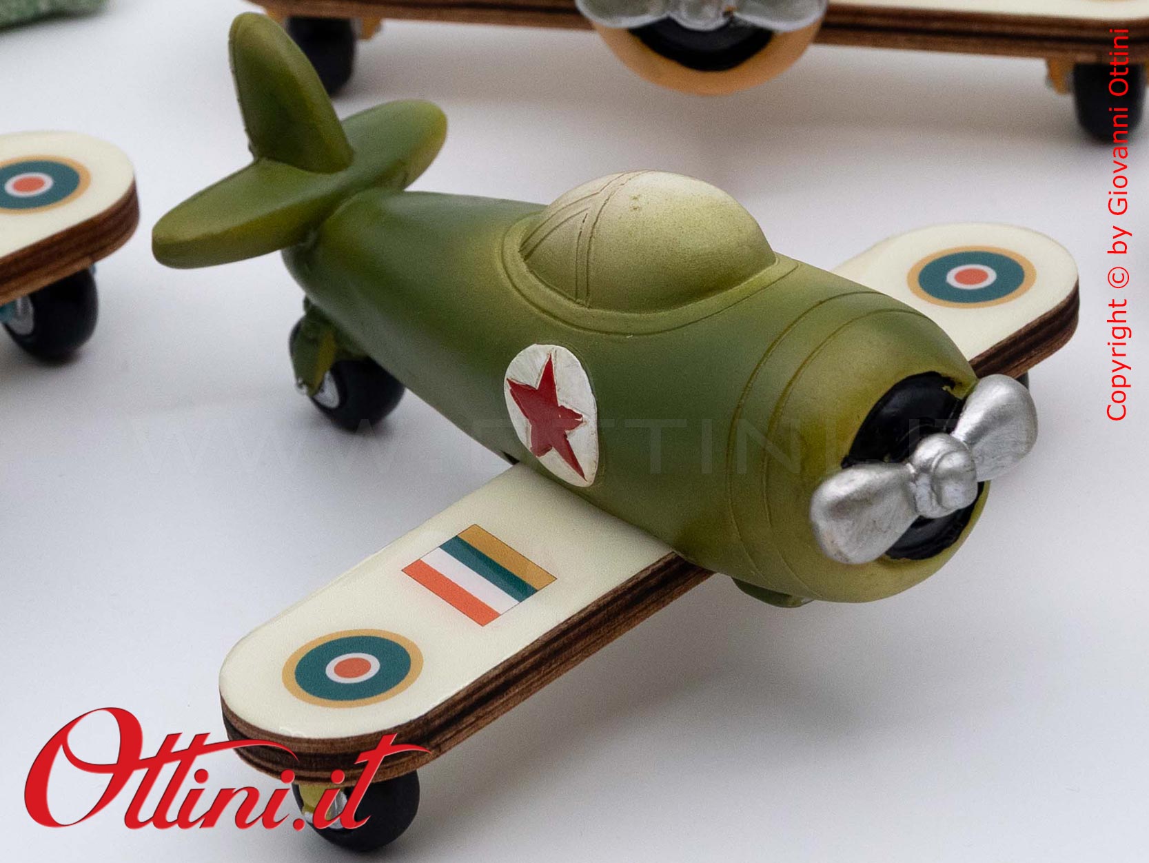 04A527 - lo Speed Aereo medio con Confezione è un oggetto decorativo dal design vintage realizzato in resina finemente colorata adatta ai giovani sognatori.