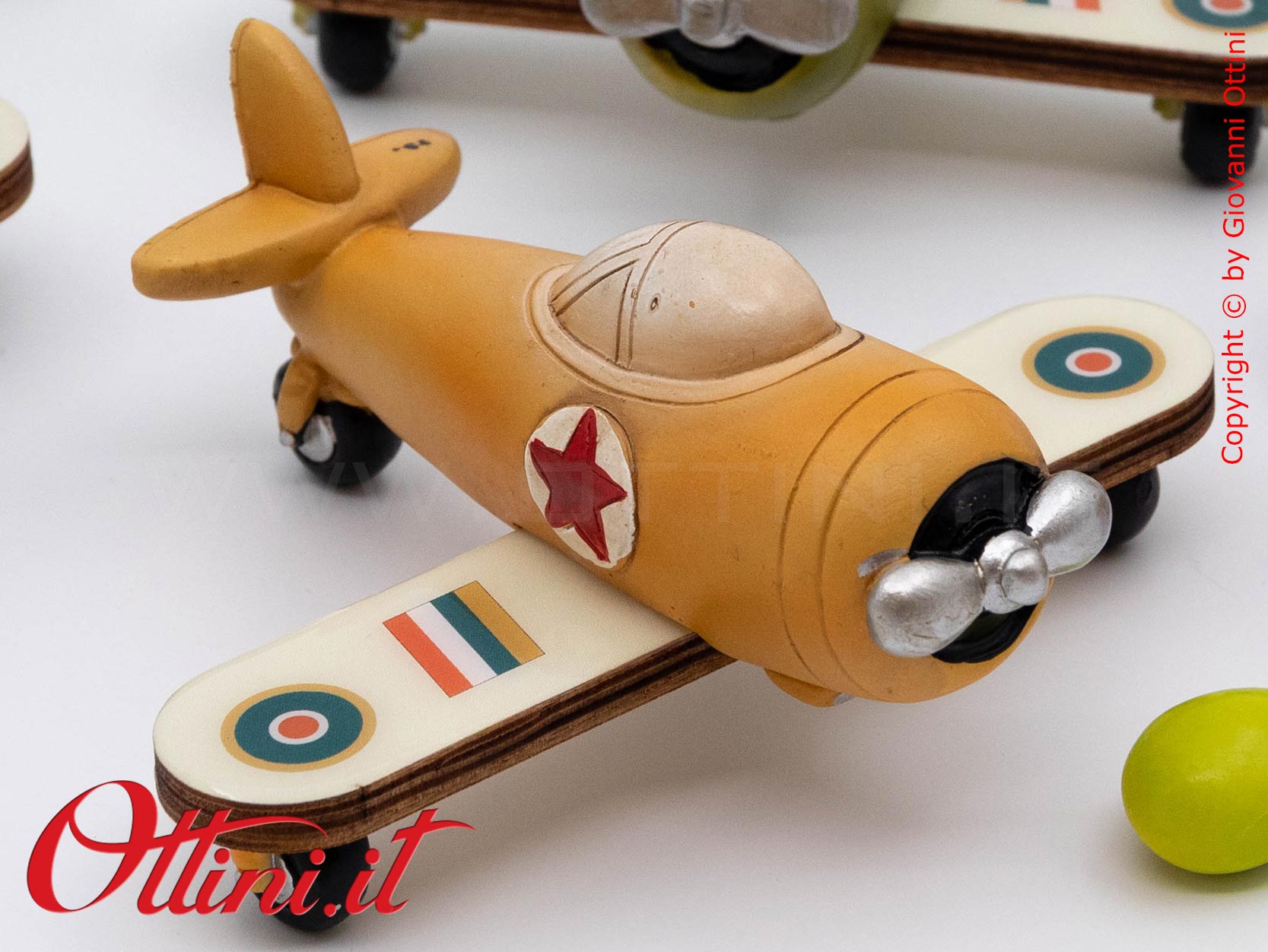 04A527 - lo Speed Aereo medio con Confezione è un oggetto decorativo dal design vintage realizzato in resina finemente colorata adatta ai giovani sognatori.