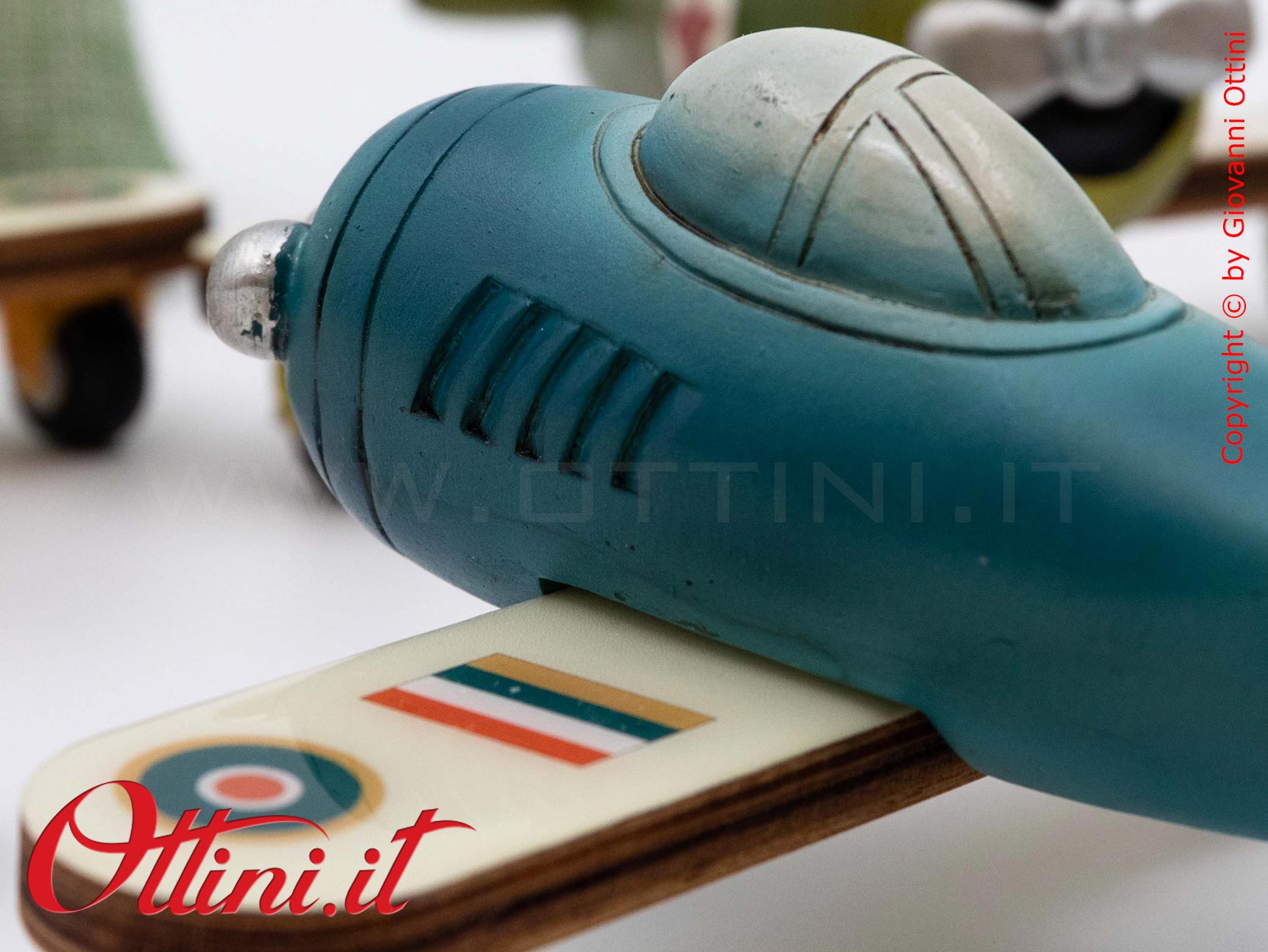 04A527 - lo Speed Aereo medio con Confezione è un oggetto decorativo dal design vintage realizzato in resina finemente colorata adatta ai giovani sognatori.