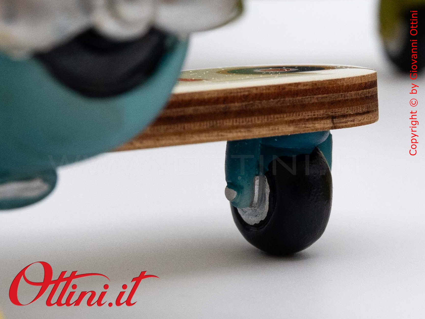 04A527 - lo Speed Aereo medio con Confezione è un oggetto decorativo dal design vintage realizzato in resina finemente colorata adatta ai giovani sognatori.