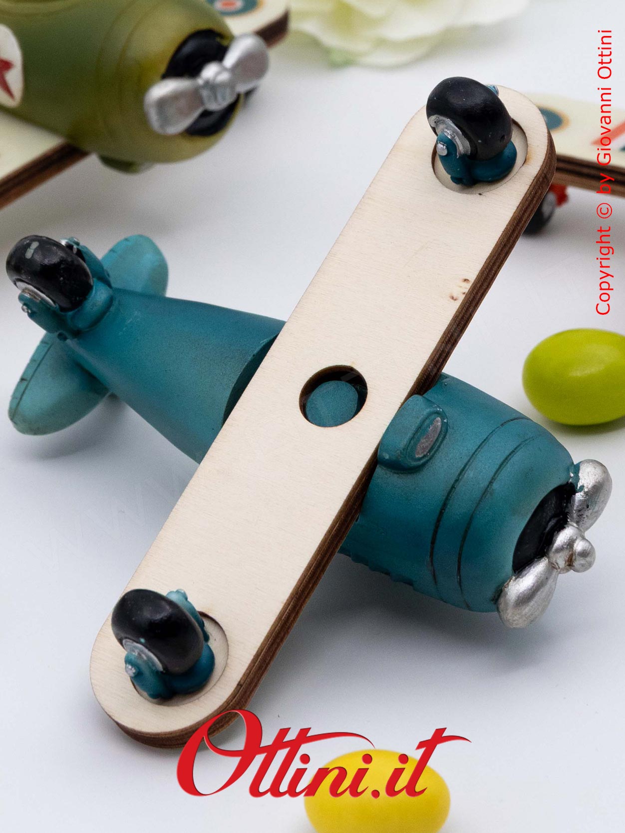 04A527 - lo Speed Aereo medio con Confezione è un oggetto decorativo dal design vintage realizzato in resina finemente colorata adatta ai giovani sognatori.