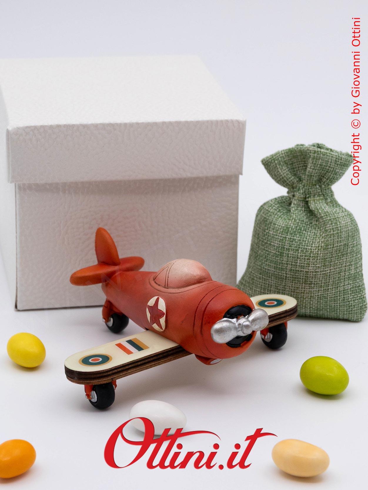 04A527 - lo Speed Aereo medio con Confezione è un oggetto decorativo dal design vintage realizzato in resina finemente colorata adatta ai giovani sognatori.