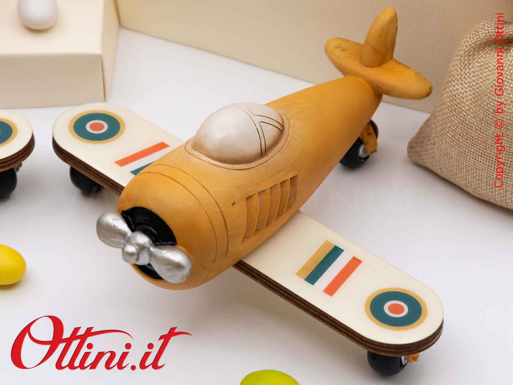04A528 - lo Speed Aereo grande con Confezione è un oggetto decorativo dal design vintage realizzato in resina finemente colorata adatta ai giovani sognatori